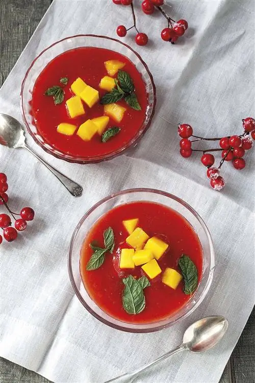 чашка манго с клубничным соусом