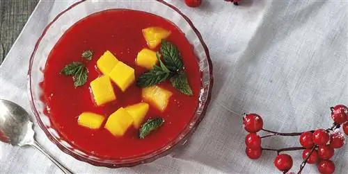 Чашка манго с клубничным соусом