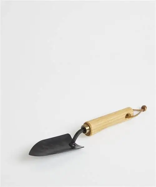 стальная и деревянная садовая лопата