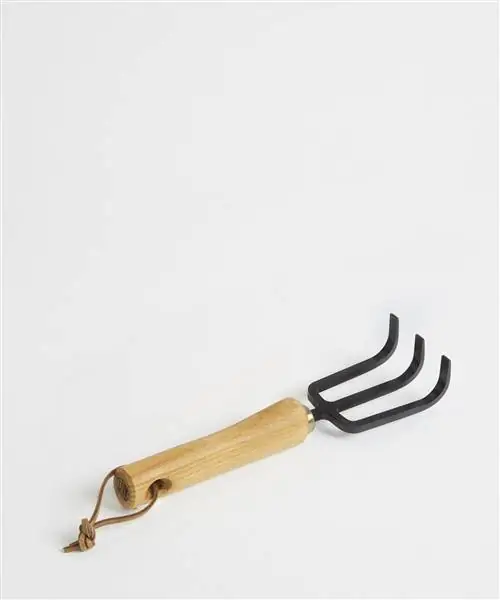 садовый культиватор из стали и дерева