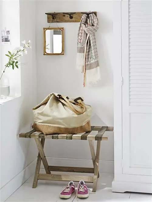 небольшой зал с вешалкой из мелиорированного дерева и деревенской скамейкой