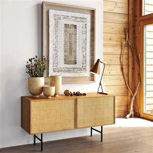 прихожая с деревянным буфетом и декоративными ветками