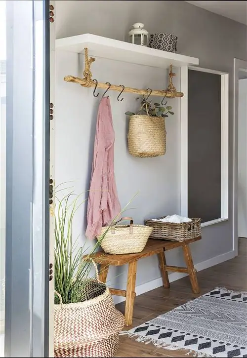 холл с вешалкой из веток и деревенской деревянной скамейкой