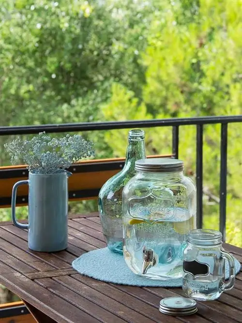 Сервировочная посуда, Питьевая посуда, Стекло, Бутылка, Стол, Посуда, Посуда, Бирюзовый, Стеклянная бутылка, Посуда для бара,