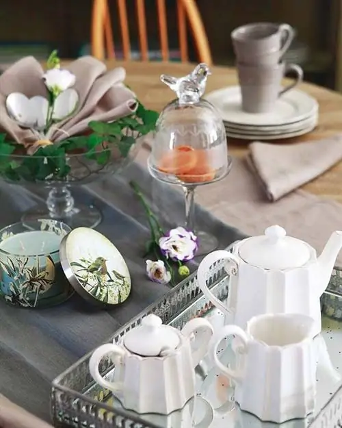 Serveware, Dishware, Drinkware, Porcelain, Tableware, Petal, Cup, Centerpiece, Ceramic, Coffee cup,