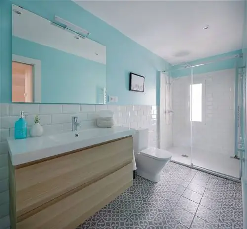 современная ванная комната со встроенным душем, белая плитка метро и стены, окрашенные в цвет морской волны