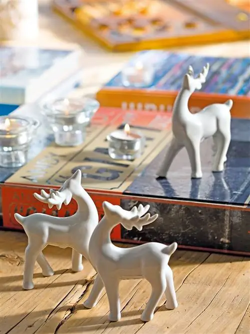 Олененок, Скульптура, Земное животное, Игрушка, Хвост, Северный олень, Фарфор, Деревянный настил, Ламинат, Фигура животного,