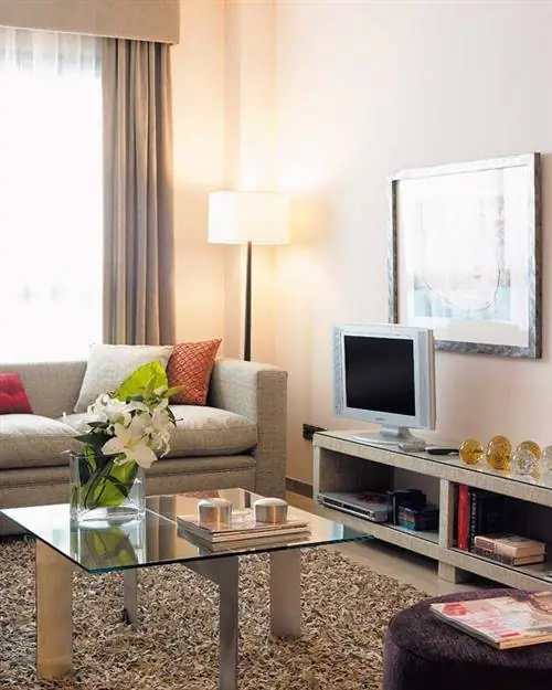 Комната, Дизайн интерьера, Гостиная, Мебель, Стол, Дом, Диван, Устройство отображения, Стена, Журнальный столик,