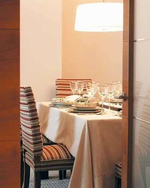 Скатерть, Дерево, Комната, Посуда, Текстиль, Стол, Дизайн интерьера, Постельное белье, Мебель, Стекло,