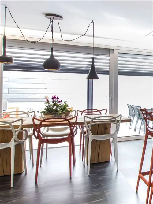 Дизайн интерьера, Комната, Стол, Мебель, Светильник, Дизайн интерьера, Стул, Лиственных пород, Аксессуары для дома, Аранжировка цветов,