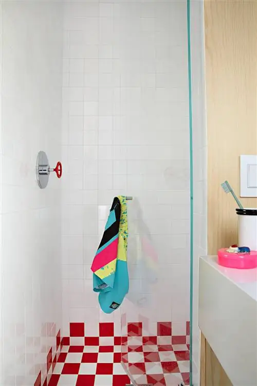 душ с красно-белой квадратной плиткой