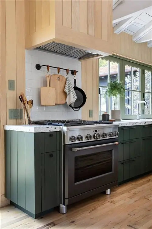кухня в стиле кантри с зелеными шкафами