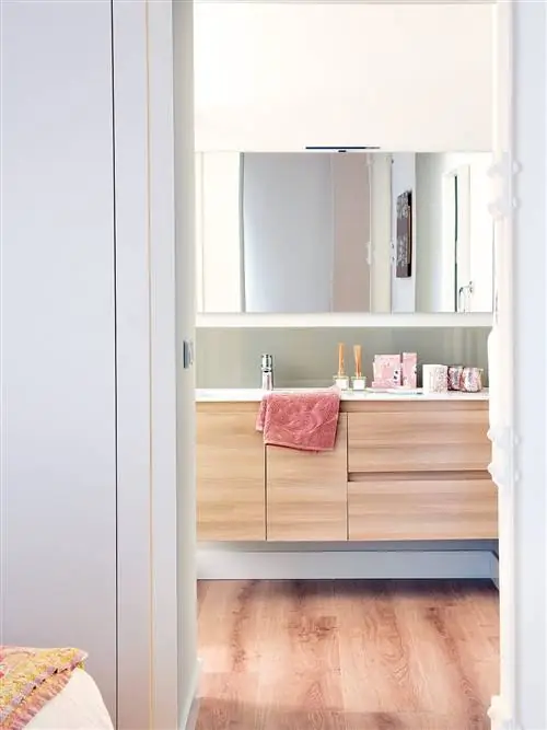 Дерево, Комната, Дизайн интерьера, Этаж, Напольное покрытие, Стена, Стеллажи, Деревянный настил, Постельное белье, Ламинат,