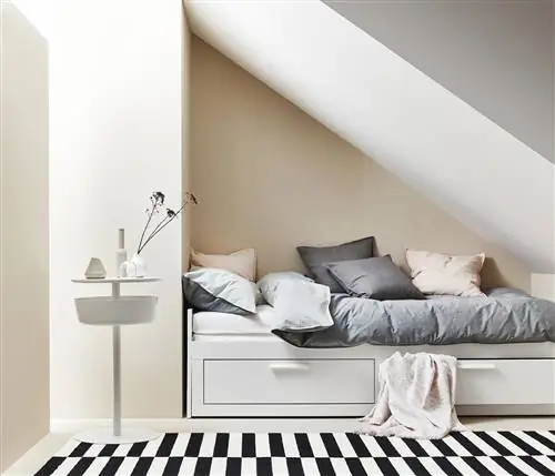 Маленькая спальня с раскладушкой от ИКЕА
