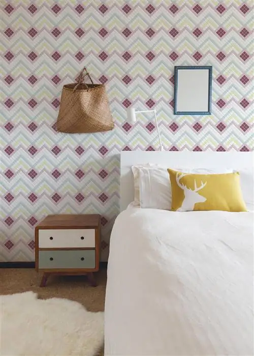 Спальня с мозаичным изголовьем