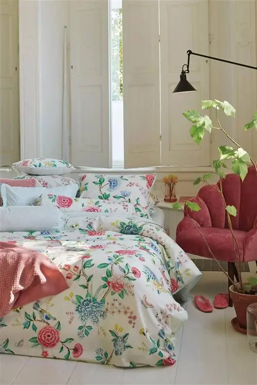 Спальня с клумбой