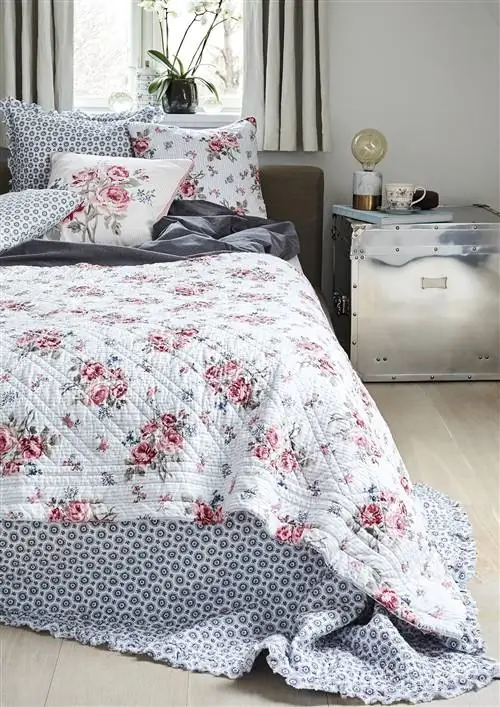 спальня с цветочным покрывалом