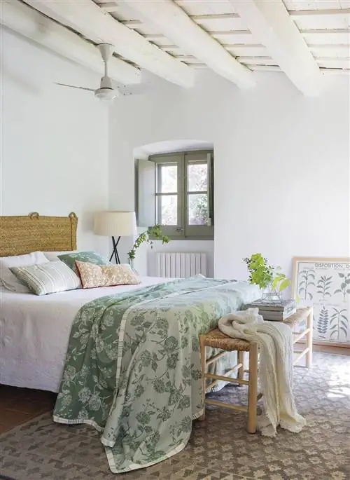 спальня в стиле кантри в бело-зеленых тонах