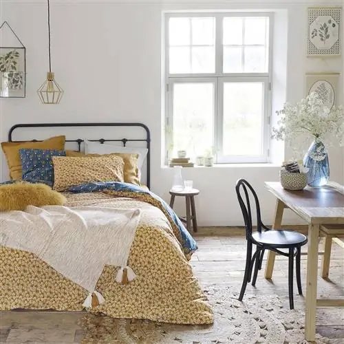 спальня в песочных тонах