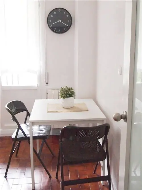 Комната, Мебель, Стол, Пол, Дизайн интерьера, Напольное покрытие, Часы настенные, Светильник, Паркет, Аксессуары для дома,