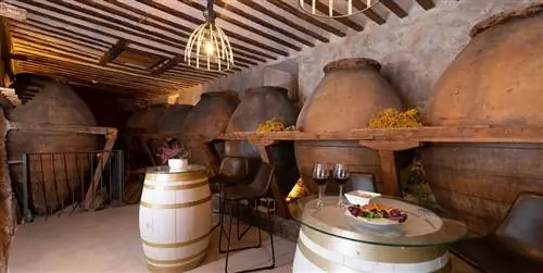 Отель, построенный в подвале 18 века?