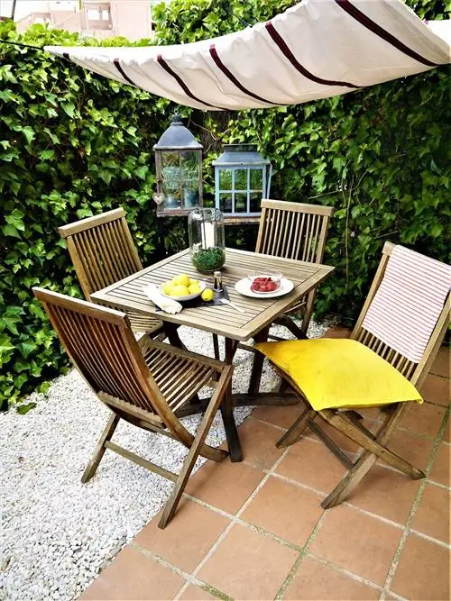 Мебель, Стул, Патио, Садовая мебель, Садовый стол, Стол, Недвижимость, Складной стул, Задний двор, Желтый,