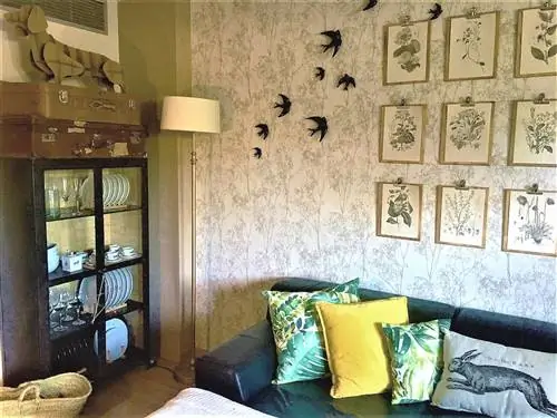 Комната, Стена, Дизайн интерьера, Гостиная, Мебель, Зеленый, Желтый, Недвижимость, Обои, Потолок,