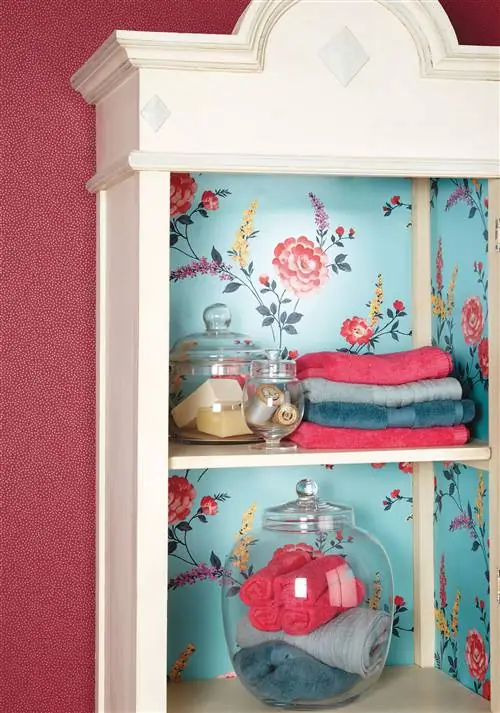 Книжная полка с обоями