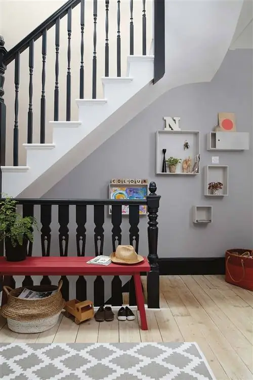 Коридор с деревянной лестницей