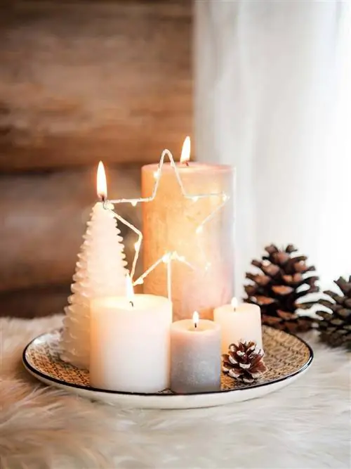 Свеча, Освещение, Воск, Дизайн интерьера, Подсвечник, Стол, Беспламенная свеча, Сосна, Семейство сосновых, Новогоднее украшение,