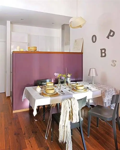 Комната, Дерево, Желтый, Этаж, Дизайн интерьера, Скатерть, Стол, Пол, Мебель, Светильник,