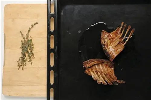каре ягненка с соусом песто и кедровыми орешками 2