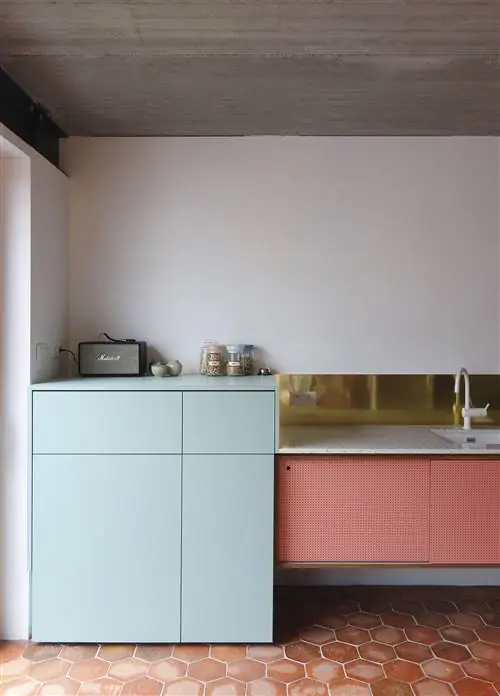 Поп-эстетическая кухня, украшенная цветными блоками