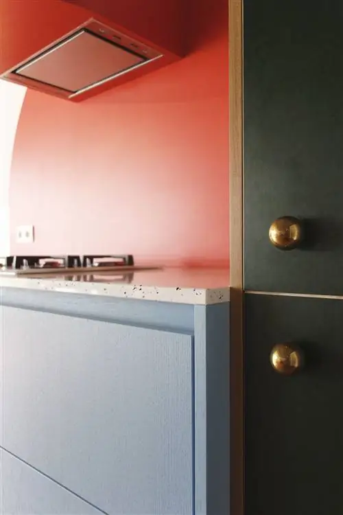 Поп-эстетическая кухня, украшенная цветными блоками