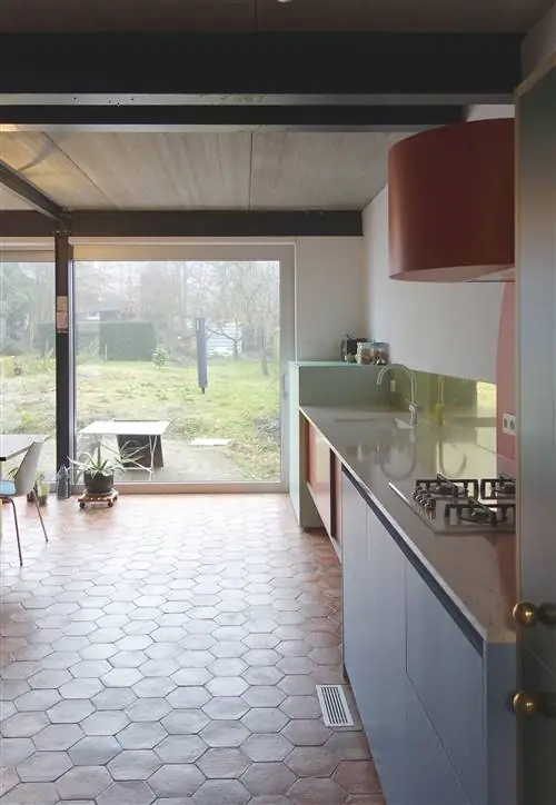 Поп-эстетическая кухня, украшенная цветными блоками