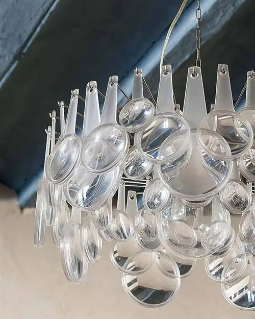 Освещение, Люстра, Потолок, Стекло, Светильник, Хрусталь, Бокалы, Прозрачный материал, Столовые приборы, Бокал,