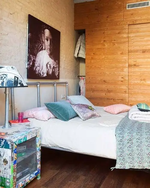 Спальня, Мебель, Комната, Кровать, Простыня, Стена, Дизайн интерьера, Каркас кровати, Недвижимость, Бирюза,