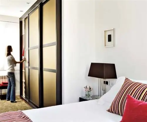 Комната, Тело человека, Дизайн интерьера, Текстиль, Стена, Пол, Постельное белье, Лампа, Постельные принадлежности, Пол,