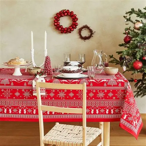 Красный, Стол, Скатерть, Новогоднее украшение, Мебель, Текстиль, Комната, Сочельник, Постельное белье, Дизайн интерьера,