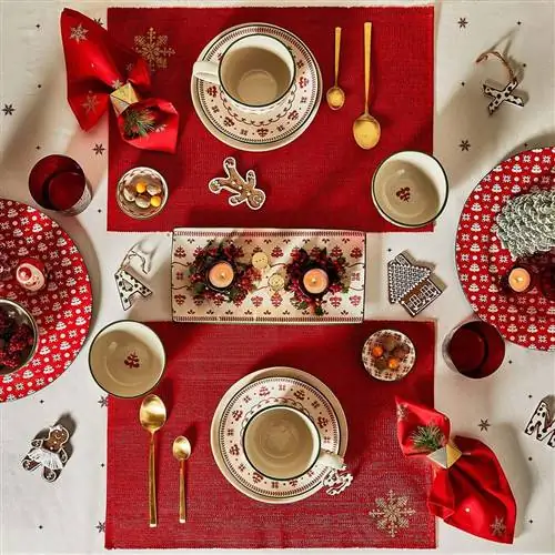 Красный, Скатерть, Салфетка, Посуда, Посуда, Набор столовой посуды, Тарелка, Текстиль, Круг, Постельное белье,