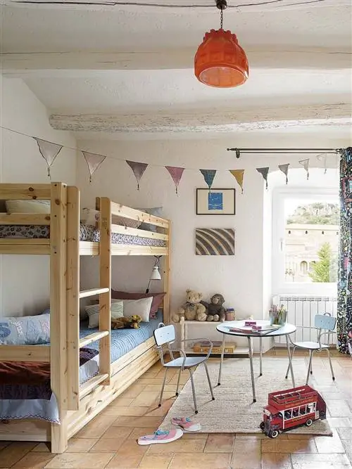 Детская спальня в деревенском стиле с деревянной двухъярусной кроватью