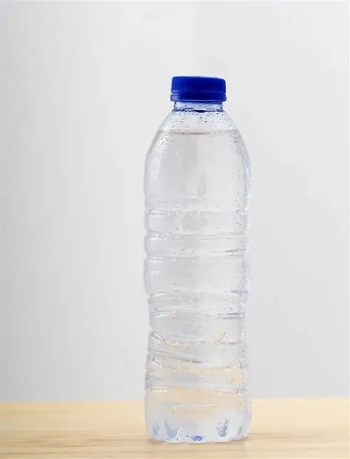 пластиковая бутылка с водой