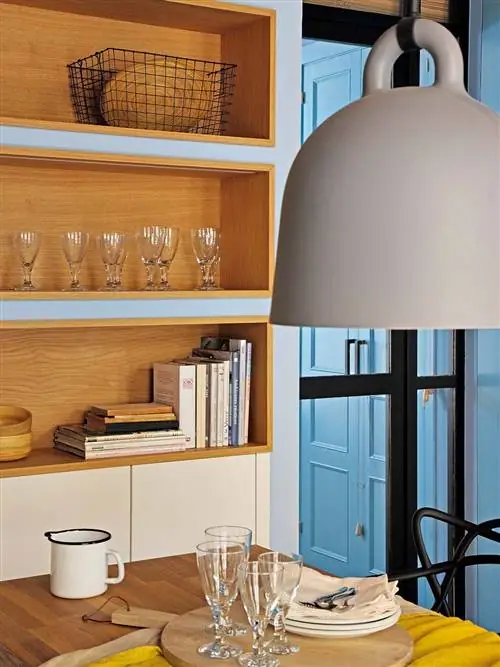 Serveware, Wood, Dishware, Room, Shelf, Drinkware, Furniture, Tablecloth, Interior design, Shelving,