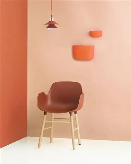 Стул с каркасом из ореха