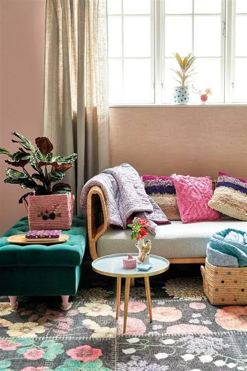 подушки и плед на диван