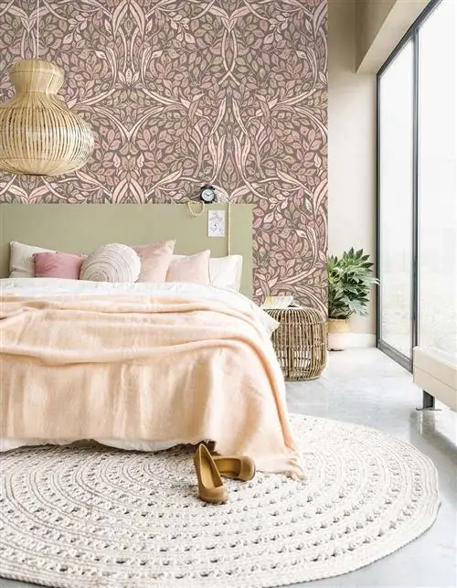 спальня с обоями на стене у изголовья