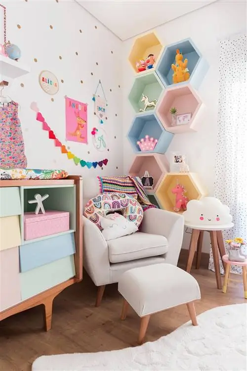 Детская спальня оформлена книжным шкафом в цветовых блоках
