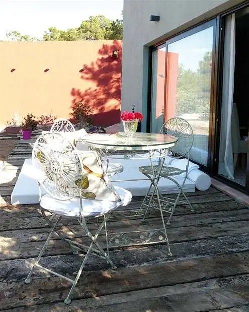 Пол, Дом, Цветочный горшок, Дом, Тень, Дверь, Уличный стол, Домашняя дверь, Каменная плита, Патио,