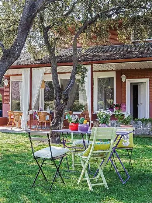 Дерево, Мебель, Недвижимость, Мебель для улицы, Дом, Древесное растение, Дом, Дверь, Уличный стол, Сад,