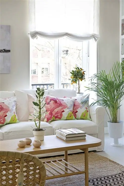 Белая гостиная, украшенная растениями и мебелью Ikea